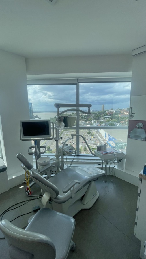 Consultório moderno com vista de Porto Alegre